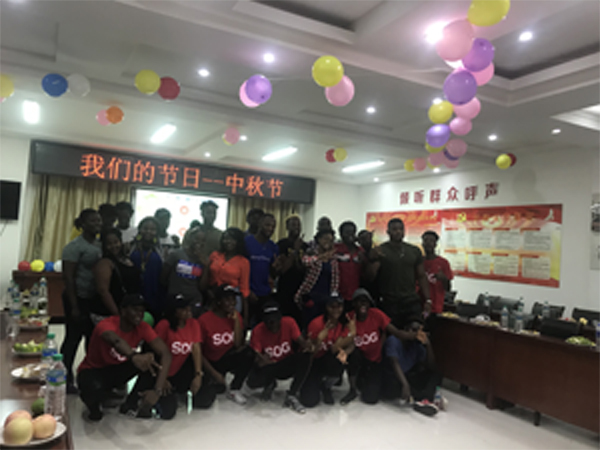 我校留学生走进聚龙社区共庆中秋节 (news).jpg